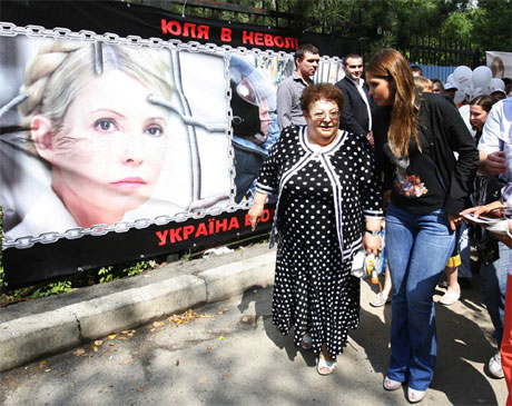 Ульяхіна та Женя Тимошенко під лікарнею. Фото прес-служби Батьківщини