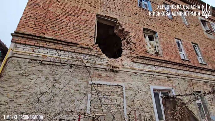 Росія знову вдарила по Херсону: через влучання у будинок поранені двоє людей