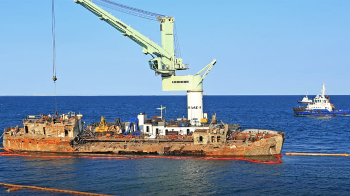 Поднятие и отбуксирование танкера Delfi стоило 14 млн
