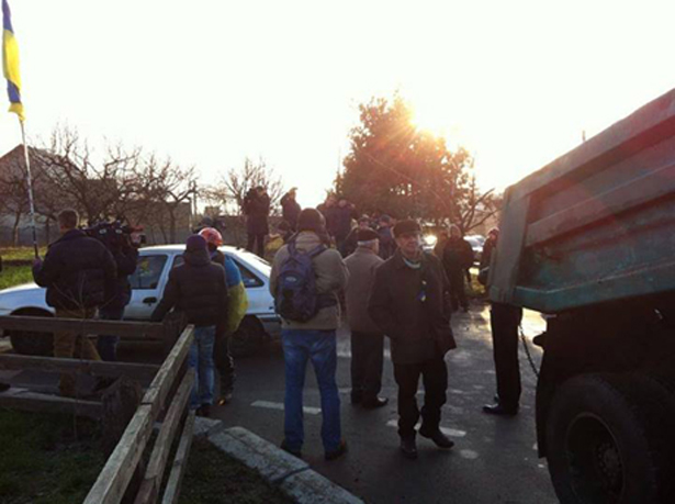 Дорогу колоні Автомайдану перекрили КамАЗами. Фото з Facebook Yurij Shubin