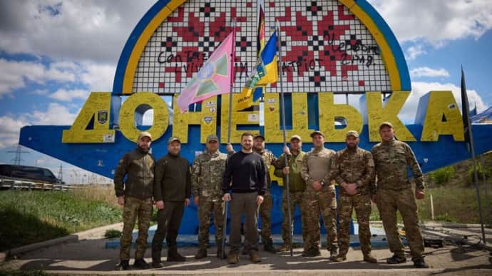 Zelenskyy signs legendary sign marking entry to Donetsk Oblast – photo