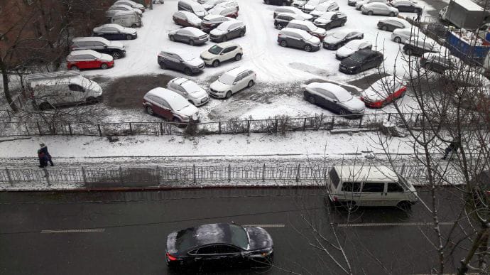 Киян просять не їздити на авто під час снігопаду 