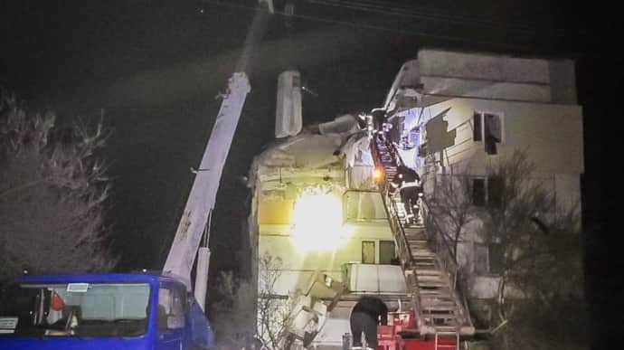 Купянск: россияне попали авиабомбой в 4-этажку, из-под завалов достали тело женщины