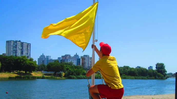 На всех пляжах Киева вывесили желтые флаги
