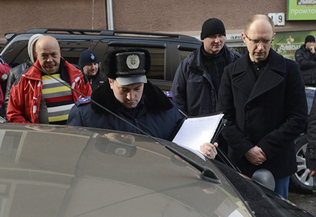 Яценюк, Москаль и милиционер. Черновцы, 30 марта. Фото пресс-службы Батькивщины