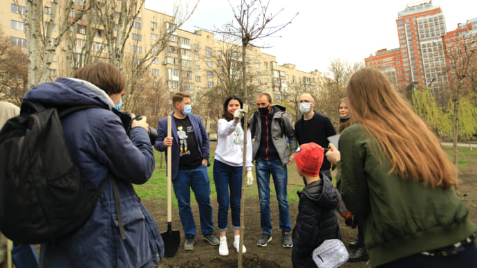 В Киеве высадили Аллею свободы слова