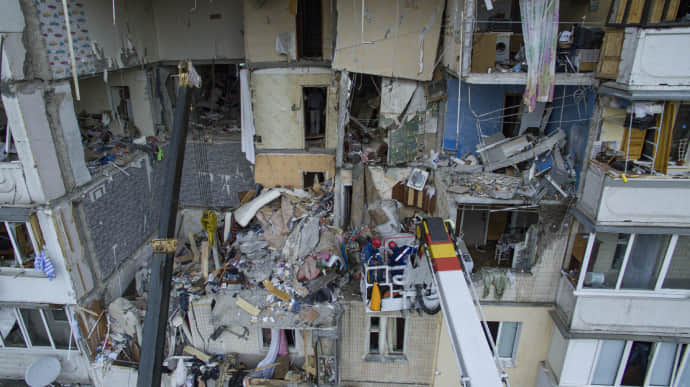 Поврежденный взрывом дом на Позняках полностью демонтируют