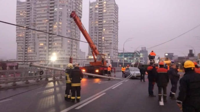 Из-за падения фонарей на Шулявском мосту силовики открыли дело