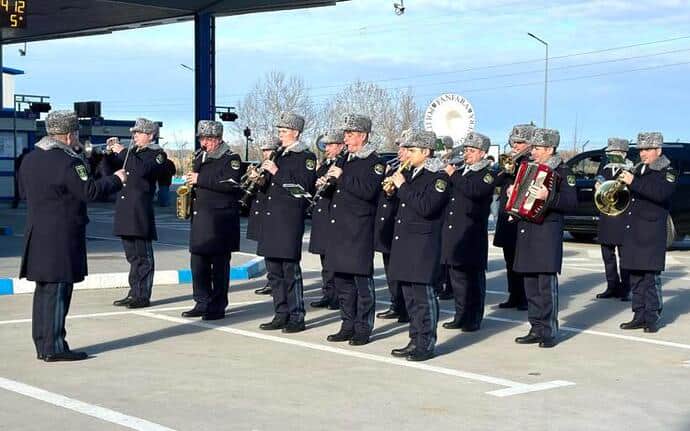 Moldovan border guards wish their Ukrainian counterparts a merry Christmas 