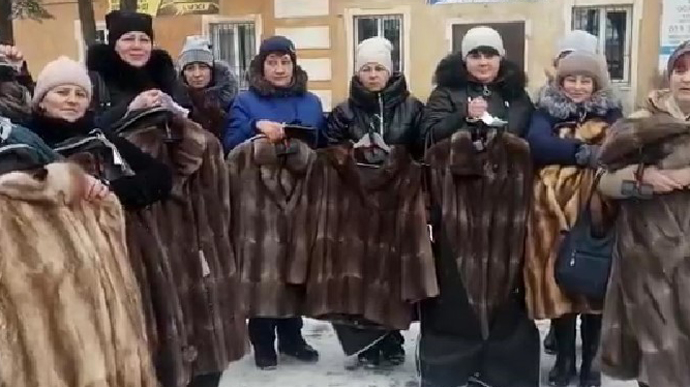 Від чистого серця: дружинам загиблих окупантів на Донбасі роздали по шубі