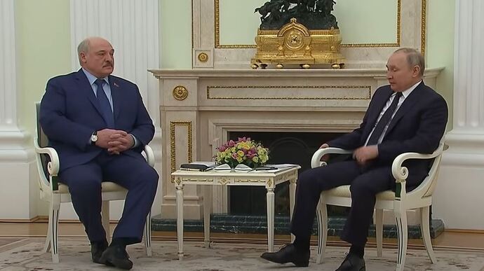 Путін та Лукашенко по телефону поговорили про війну в Україні та транзит до Калінінграда