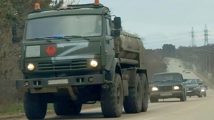 Автосервіс у Криму відмовився обслуговувати авто військових. Тепер його знесуть