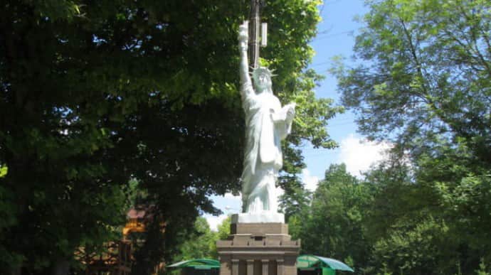 У Криму тимчасово знесли копію Статуї Свободи: поки влада США не одумається