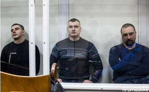 Слева направо Сергей Зинченко, Павел Аброськин и Сергей Тамтура на скамье подсудимых Святошинского райсуда Киева