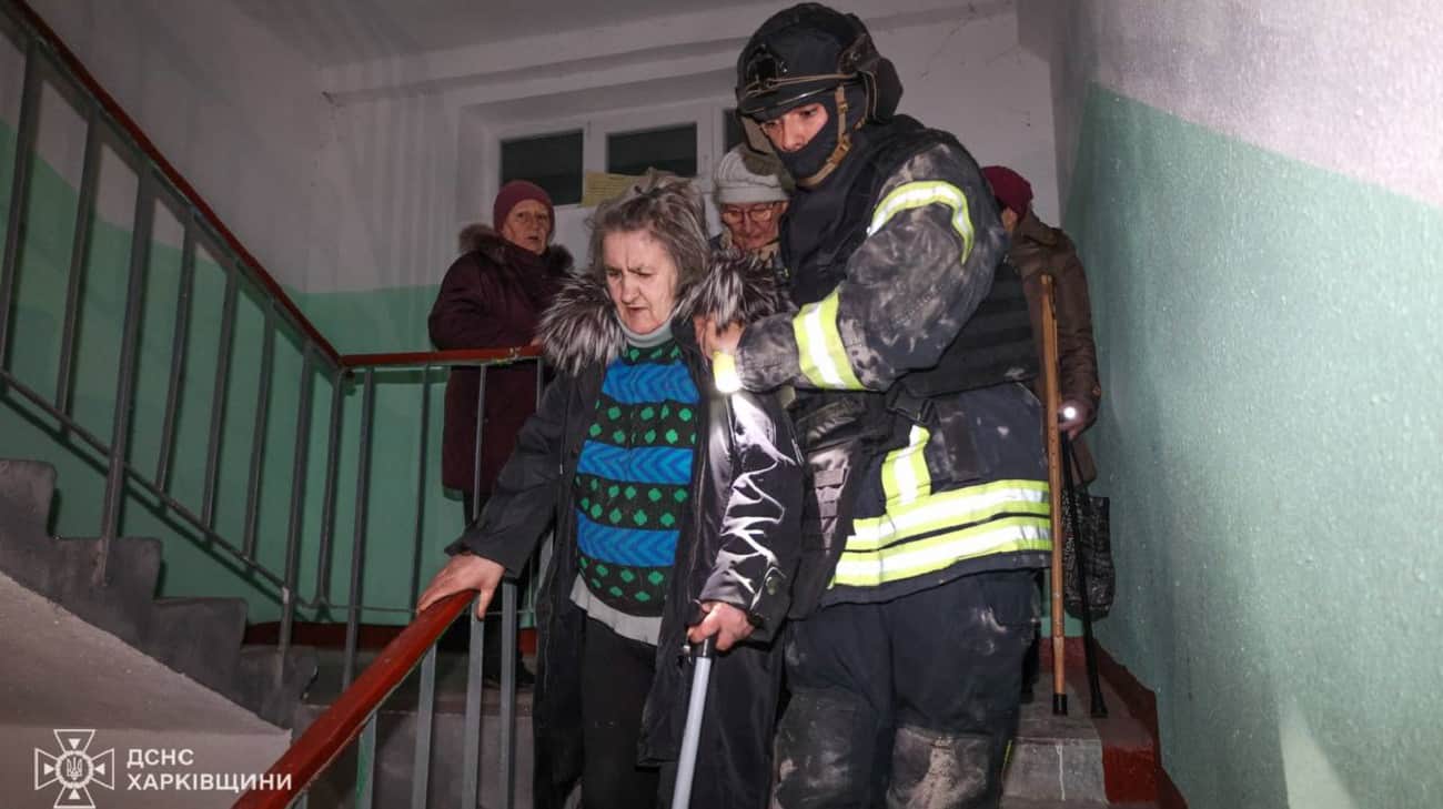 Russians hit nine-storey building in Kharkiv, injuring seven people – photos