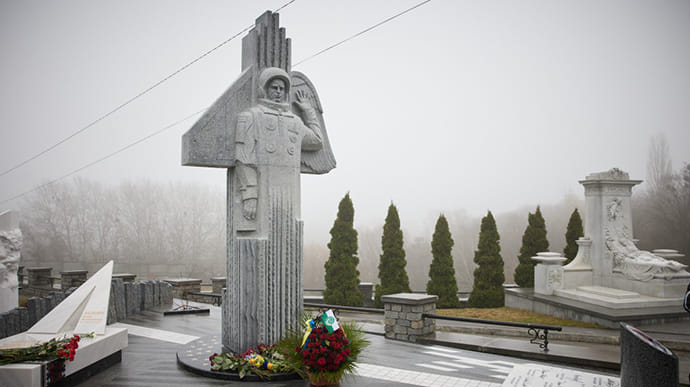 У Києві відкрили пам'ятник космонавту Каденюку