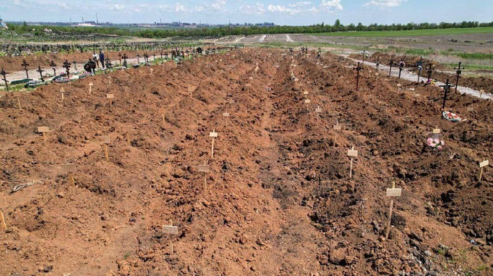 Журналісти AP знайшли понад 10 тисяч нових могил у Маріуполі 