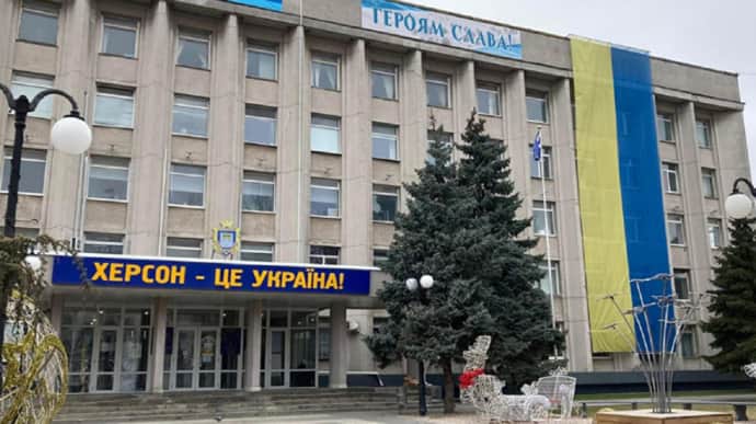 РФ вдень вдарила з артилерії по Херсону, загинула жінка – прокуратура