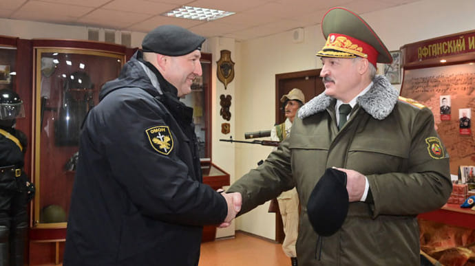 Лукашенко: Поки останній омонівець мені не скаже йти, я буду наглухо стояти