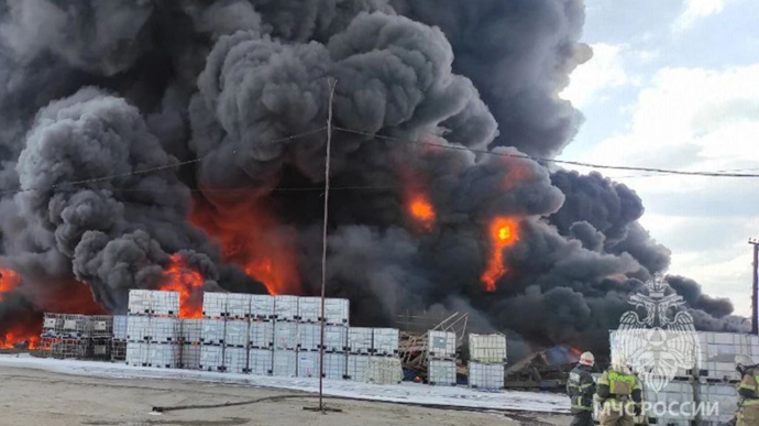 Warehouse of more than 4,000 square metres burning in Russia