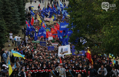 Участники шествия несли флаги, в т.ч. и Партии регионов