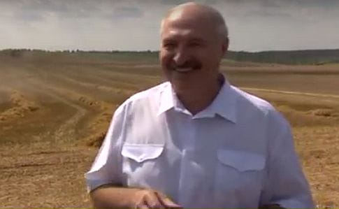 Лукашенко показался перед камерами и пошутил: Иногда меня щупают