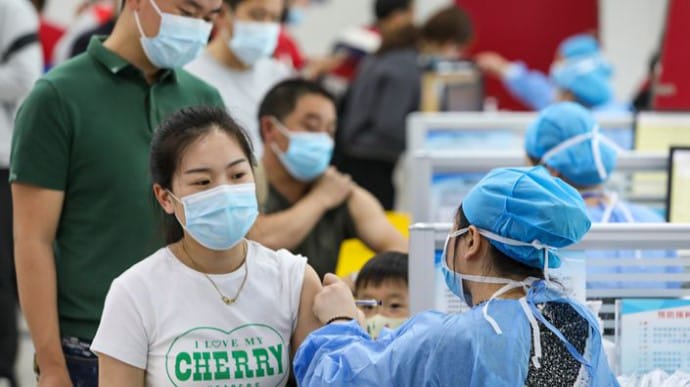 В Китае сделали уже миллиард прививок против Covid