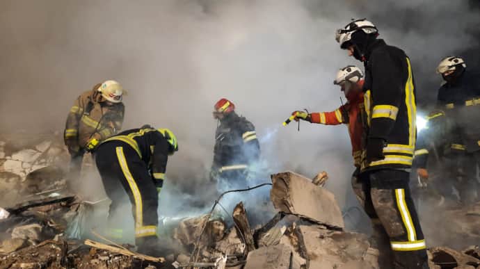 Количество погибших в Харькове возросло до 10: под завалами дома нашли еще 2 тела
