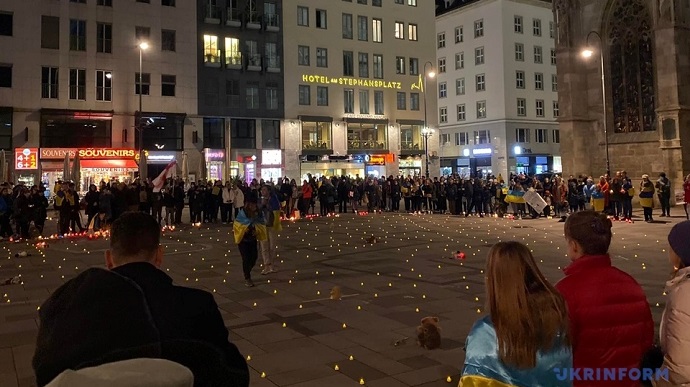 У Відні запалили тисячу свічок у пам'ять про жертв війни Росії в Україні