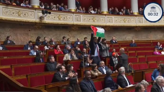 Французького депутата, який підняв прапор Палестини, відсторонили від роботи