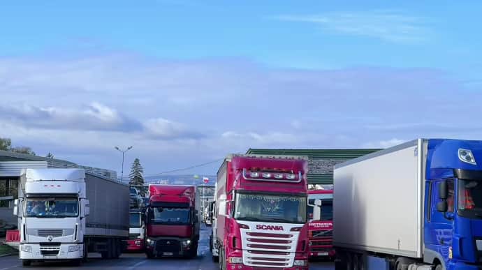 На кордоні з Польщею заблоковані три КПП, в черзі стоять понад 4 тисячі вантажівок – ДПСУ