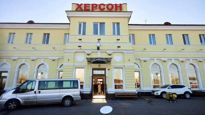 Russians hit Kherson railway station