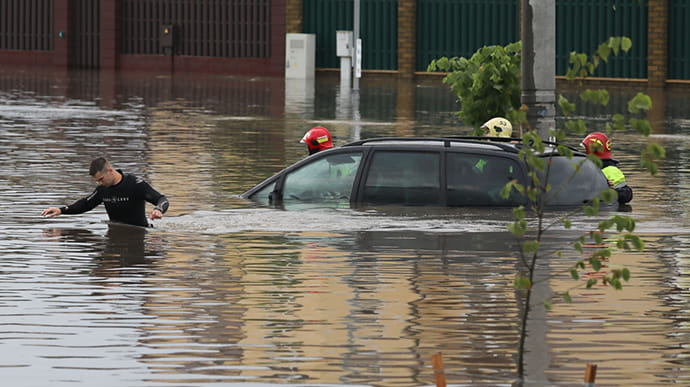 Злива у Мінську: затоплені авто, люди по груди в воді