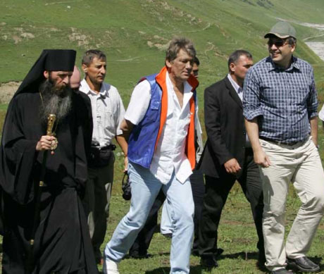 Президенти України та Грузії у селі Ушгулі (край Земо Сванеті) – одному з найбільш високогірних населених пунктів Європи. 13 серпня 2005 року