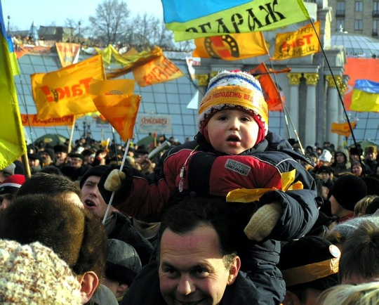 Революционный поп 5 букв. Оранжевая революция. Оранжевая революция на Украине 2004. Помаранчевая революция дети. Подоляка оранжевая революция.