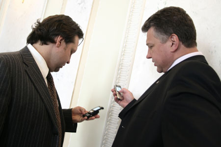 Ігор Салмін звіряє телефони з Івано-франківським губернатором Ткачем. Безробітному екс-депутату все знадобиться 