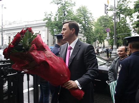 Микола Катеринчук заходить до Верховної Ради з оберемком троянд