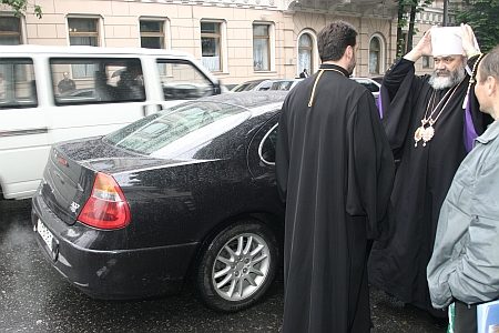 Боже благословіння депутатам забезпечать служителі церкви, які заїжджають до ВР на зовсім неаскетичних авто