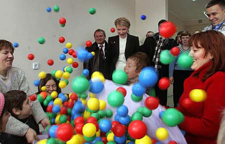Діти зустріли Тимошенко різнокольоровими кульками. Фото УНІАН
