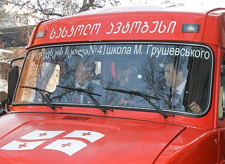Саакашвілі і Ющенко катають дітей в автобусі