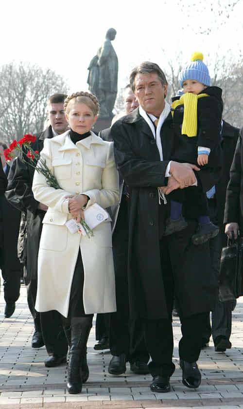 Ющенко з Тимошенко зображували сімейну ідилію