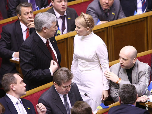 Здається, ще хвилина, і Тимошенко кинеться на Єханурова з кулаками. Слава Богу, Турчинов - завжди поруч 