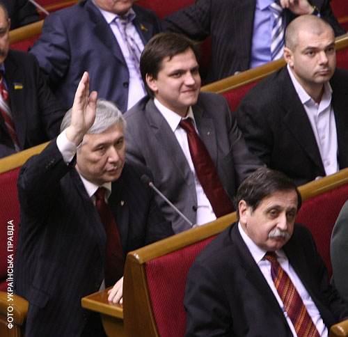 Єхануров голосує за Тимошенко з камінним виразом обличчя