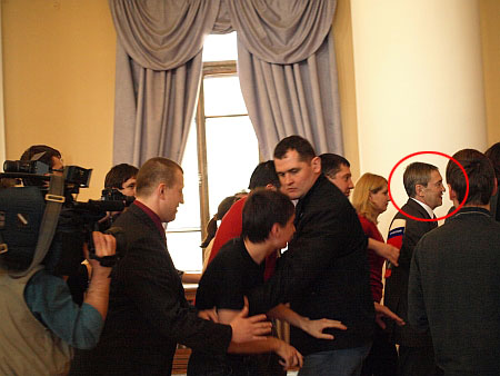 Журналіст намагається прорватися до Черновецького крізь його охорону. Фото Юрія Шеляженка