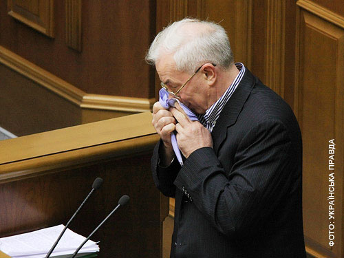 Азарову виділили 45 хвилин на цькування Тимошенко. В результаті він звинуватив уряд у недовиробництві навозу...