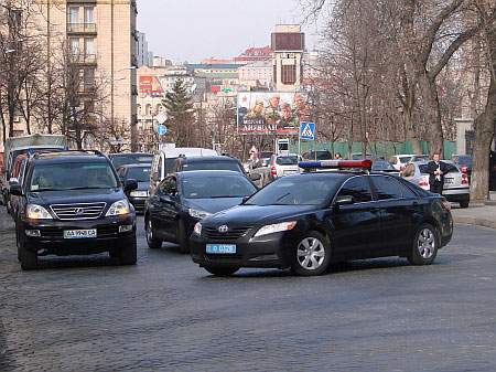 Так перекрывается движение автомобилей при выезде премьер-министра Юлии Тимошенко