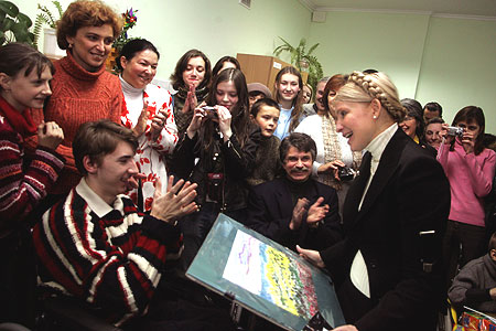 Таку картину подарував Тимошенко хлопчик Ілько. Фото Олександра Прокопенка