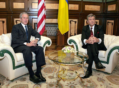 После церемонии встречи Ющенко и Буш провели встречу тет-а-тет 
