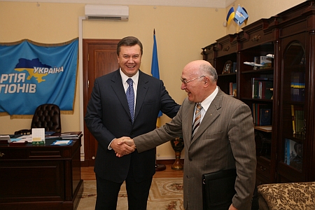 Ні Януковича, ні Стельмаха фінансова криза не засмучує? Фото прес-служби Партії регіонів